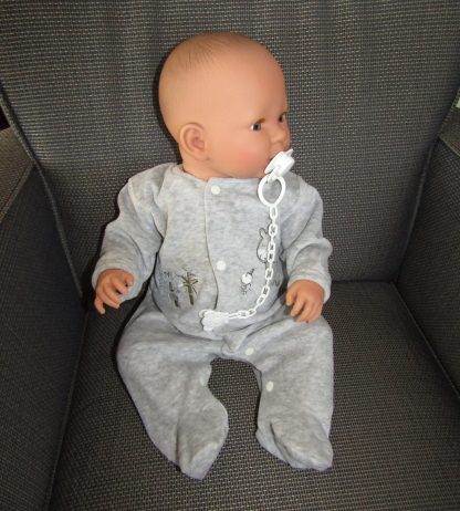 AD7j Levensechte Babypop soft body met slaapogen in grijs pakje en speen 52 cm - Afbeelding 29