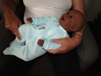 AD3l4 Levensechte Babypop soft body pop donker in velours pakje 53 cm - Afbeelding 5