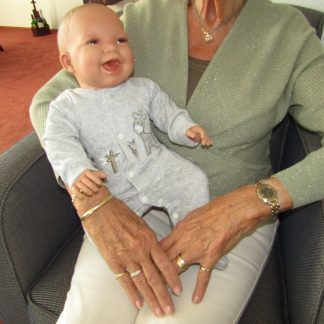 AD3b Levensechte Babypop softbody Naomi bruine ogen velours pakje grijs 53 cm