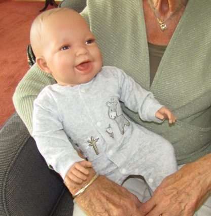 AD3b Levensechte Babypop softbody Naomi bruine ogen in velours pakje 53 cm - Afbeelding 2