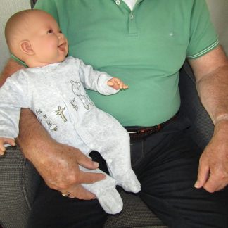 AD3b Levensechte Babypop softbody Naomi met bruine ogen velours pakje grijs 53 cm