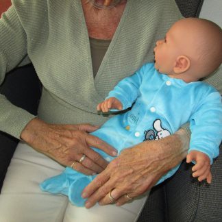 AD5a Levensechte Babypop soft body pop Roy met velours pakje 53 cm