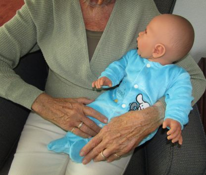 AD5a Levensechte Babypop soft body pop Roy met velours pakje 53 cm