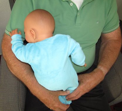 AD5a Levensechte Babypop soft body pop Roy in velours pakje 53 cm - Afbeelding 12