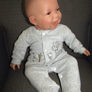 AD3b Levensechte Babypop softbody Naomi bruine ogen in velours pakje grijs 53 cm