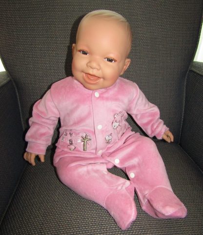 AD3b Levensechte Babypop softbody Naomi met bruine ogen roze velours pakje 53 cm