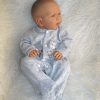 ADK1f Levensechte Babypop Newborn Jongen full body blank 52 cm in velours pakje - Afbeelding 4