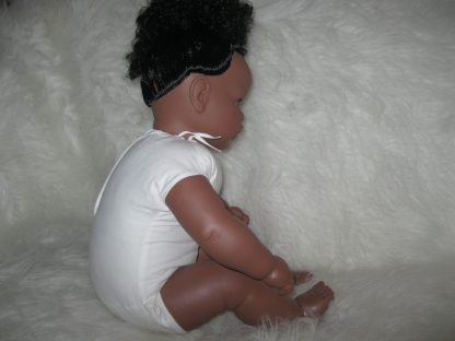 SB37a Berbesa soft body pop donker krullend haar hoge staart met kleding 62 cm - Afbeelding 12