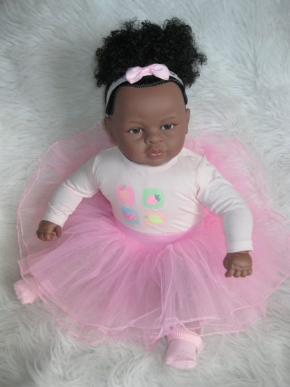 SB37b Berbesa soft body pop donker krullend haar hoge staart met kleding 62 cm