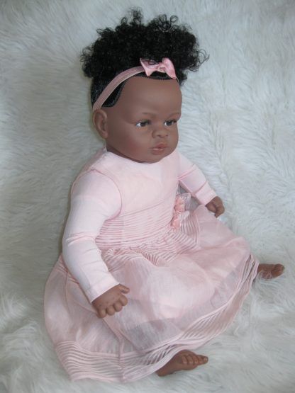 SB37a Berbesa soft body pop donker krullend haar hoge staart met kleding 62 cm - Afbeelding 6