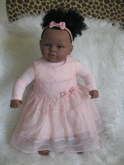 SB37a Berbesa soft body pop donker krullend haar hoge staart met kleding 62 cm - Afbeelding 16
