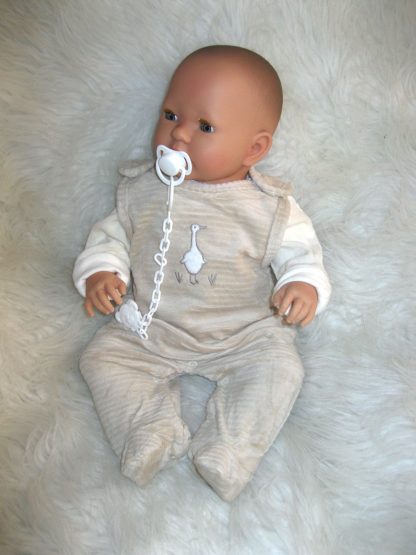 AD7a Levensechte Babypop soft body Liam met slaapogen in kleding en speen 52 cm - Afbeelding 7