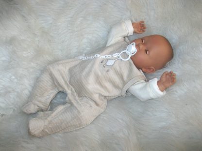 AD7a Levensechte Babypop soft body Liam met slaapogen in kleding en speen 52 cm - Afbeelding 8