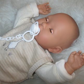 AD7a Levensechte Babypop soft body Liam met slaapogen kleding en speen 52 cm