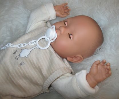 AD7a Levensechte Babypop soft body Liam met slaapogen in kleding en speen 52 cm - Afbeelding 2