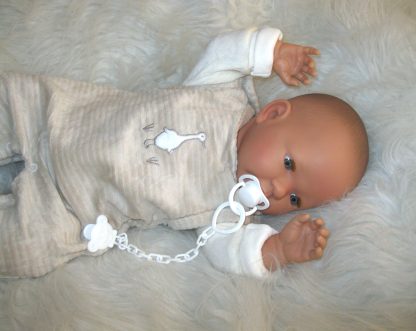 AD7a Levensechte Babypop soft body Liam met slaapogen in kleding en speen 52 cm - Afbeelding 6