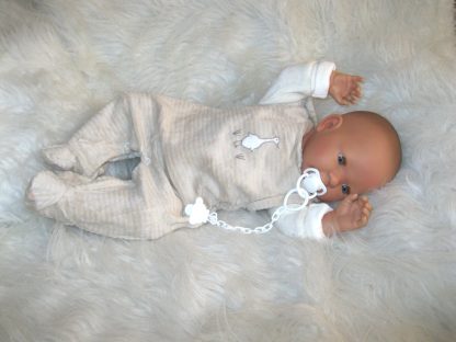AD7a Levensechte Babypop soft body Liam met slaapogen in kleding en speen 52 cm - Afbeelding 18