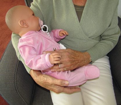 AD8b Levensechte Babypop Kristina soft body in velours pakje roze met speen 52 cm - Afbeelding 17