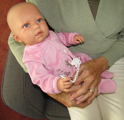 AD8b Levensechte Babypop Kristina soft body in velours pakje roze met speen 52 cm - Afbeelding 16