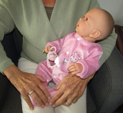 AD8b Levensechte Babypop Kristina soft body in velours pakje roze met speen 52 cm - Afbeelding 15