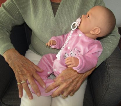 AD8b Levensechte Babypop Kristina soft body in velours pakje roze met speen 52 cm - Afbeelding 4