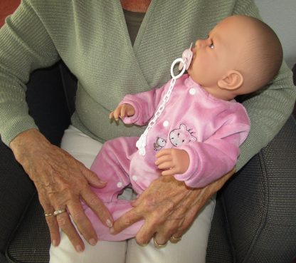AD8b Levensechte Babypop Kristina soft body in velours pakje roze met speen 52 cm - Afbeelding 13