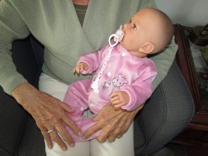 AD8b Levensechte Babypop Kristina soft body in velours pakje roze met speen 52 cm