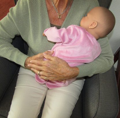 AD8b Levensechte Babypop Kristina soft body in velours pakje roze met speen 52 cm - Afbeelding 10