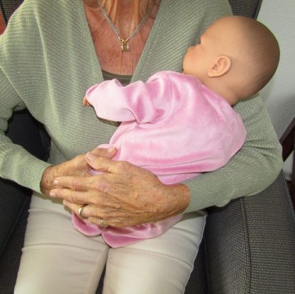 AD8b Levensechte Babypop Kristina soft body in velours pakje roze met speen 52 cm - Afbeelding 2