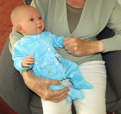 AD9a Levensechte Babypop Leoni soft body blauwe ogen in velours pakje en speen 52 cm - Afbeelding 21