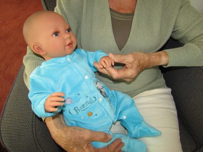 AD9a Levensechte Babypop Leoni soft body blauwe ogen in velours pakje en speen 52 cm - Afbeelding 22