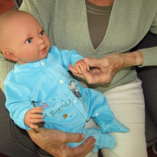 AD9a Levensechte Babypop Leoni soft body blauwe ogen in velours pakje en speen 52 cm