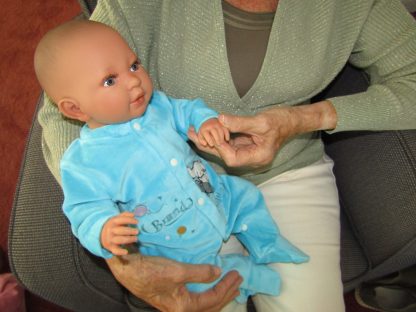 AD9a Levensechte Babypop Leoni soft body blauwe ogen in velours pakje en speen 52 cm