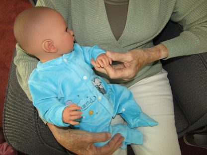AD9a Levensechte Babypop Leoni soft body blauwe ogen in velours pakje en speen 52 cm - Afbeelding 4