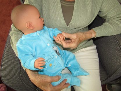 AD9a Levensechte Babypop Leoni soft body blauwe ogen in velours pakje en speen 52 cm - Afbeelding 9
