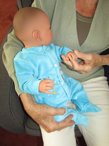 AD9a Levensechte Babypop Leoni soft body blauwe ogen in velours pakje en speen 52 cm - Afbeelding 20