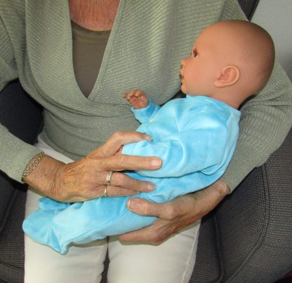 AD9a Levensechte Babypop Leoni soft body blauwe ogen in velours pakje en speen 52 cm - Afbeelding 19