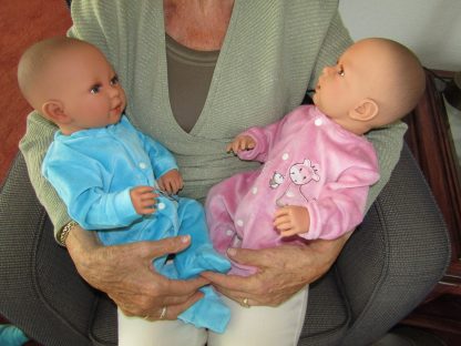 AD9a Levensechte Babypop Leoni soft body blauwe ogen in velours pakje en speen 52 cm - Afbeelding 12