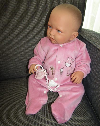 AD8b Levensechte Babypop Kristina soft body in velours pakje roze met speen 52 cm - Afbeelding 3