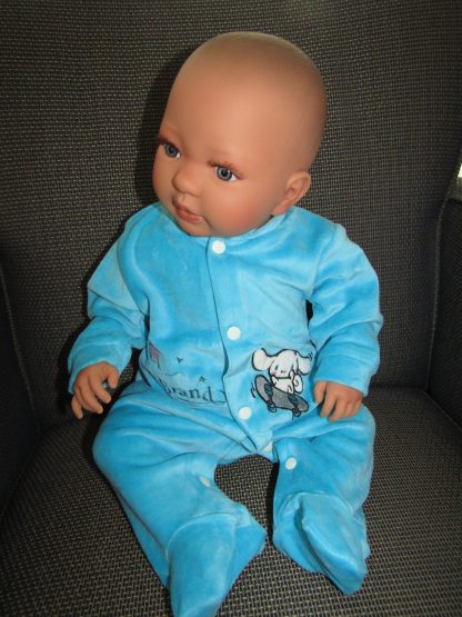 AD9a Levensechte Babypop Leoni soft body blauwe ogen in velours pakje en speen 52 cm - Afbeelding 6