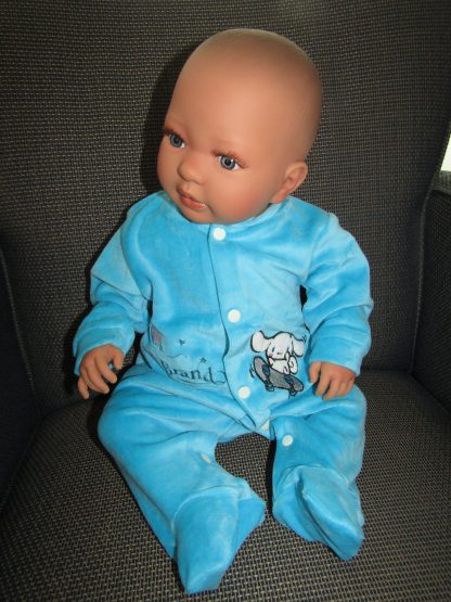 AD9a Levensechte Babypop Leoni soft body blauwe ogen in velours pakje en speen 52 cm - Afbeelding 3