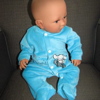AD9a Levensechte Babypop Leoni soft body blauwe ogen in velours pakje met speen 52 cm