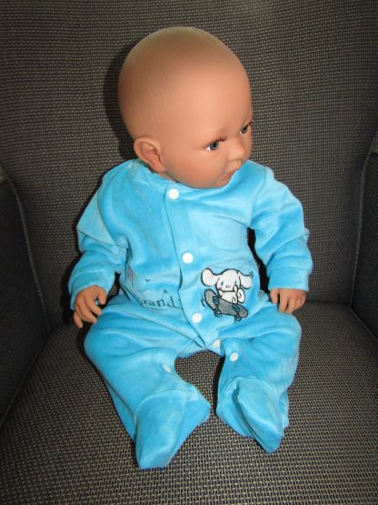 AD9a Levensechte Babypop Leoni soft body blauwe ogen in velours pakje en speen 52 cm - Afbeelding 5