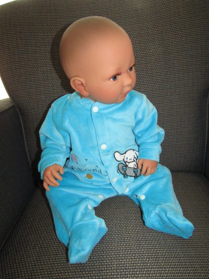 AD9a Levensechte Babypop Leoni soft body blauwe ogen in velours pakje en speen 52 cm - Afbeelding 11