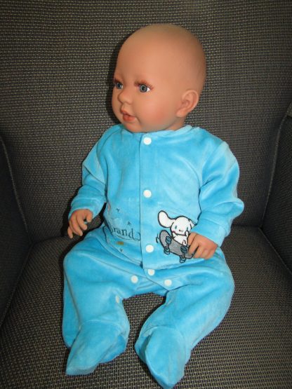 AD9a Levensechte Babypop Leoni soft body blauwe ogen in velours pakje en speen 52 cm - Afbeelding 17