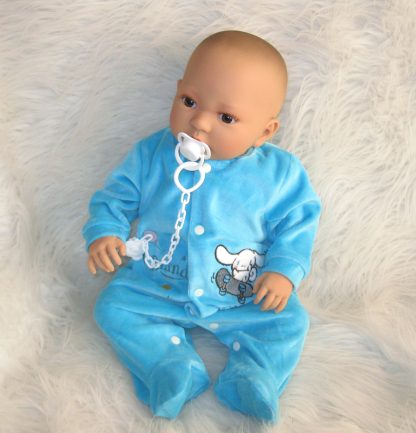 AD9i Levensechte Babypop Leoni soft body bruine ogen in velours pakje met speen 52 cm - Afbeelding 4