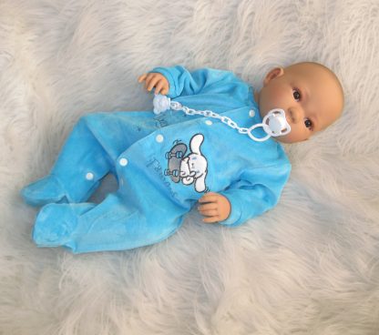 AD9i Levensechte Babypop Leoni soft body bruine ogen in velours pakje met speen 52 cm - Afbeelding 16