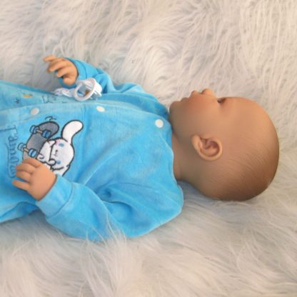 AD9i Levensechte Babypop Leoni soft body bruine ogen in velours pakje met speen 52 cm - Afbeelding 5