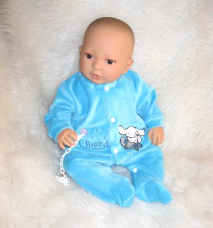 AD9i Levensechte Babypop Leoni soft body bruine ogen in velours pakje met speen 52 cm - Afbeelding 2