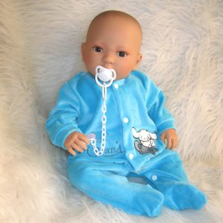 AD9i Levensechte Babypop Leoni soft body bruine ogen in velours pakje met speen 52 cm